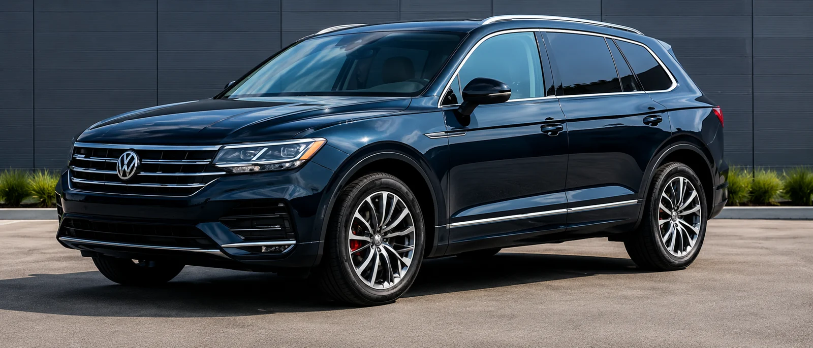 Dunkler Volkswagen Touareg für die Bauleitung