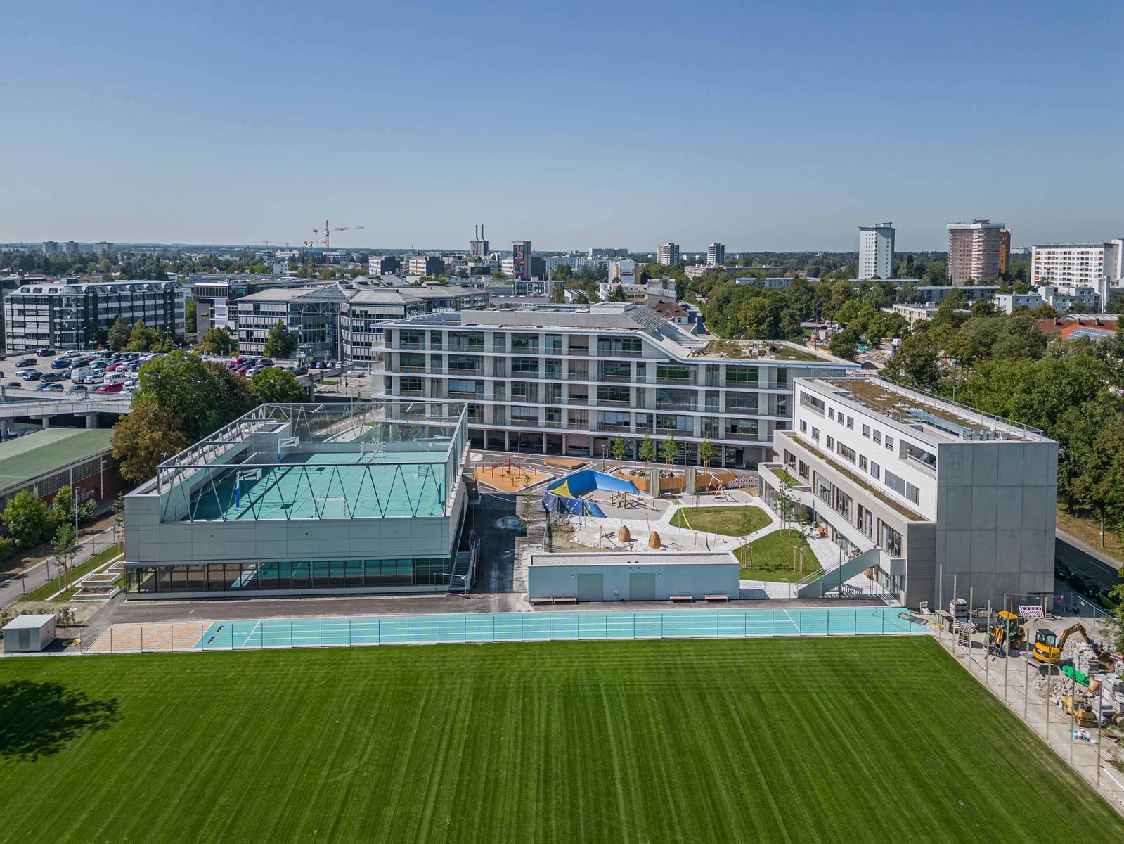 Fertiggestellte Grundschule Aidenbachstraße mit Sportflächen aus der Luft