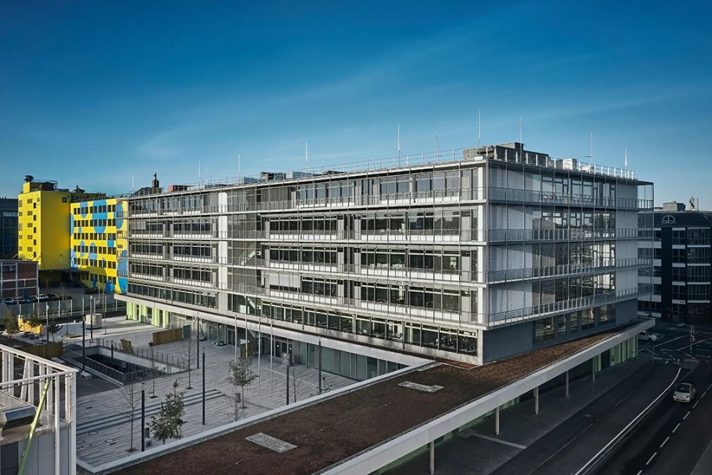 Gymnasium Gmunder Straße aus nordöstlicher Richtung