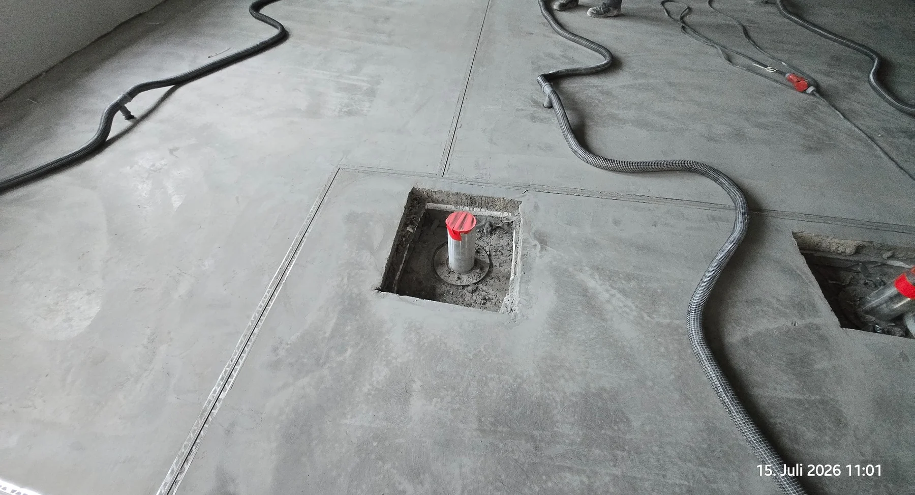 Technische Einbaustelle in der ausgeführten Estrichfläche