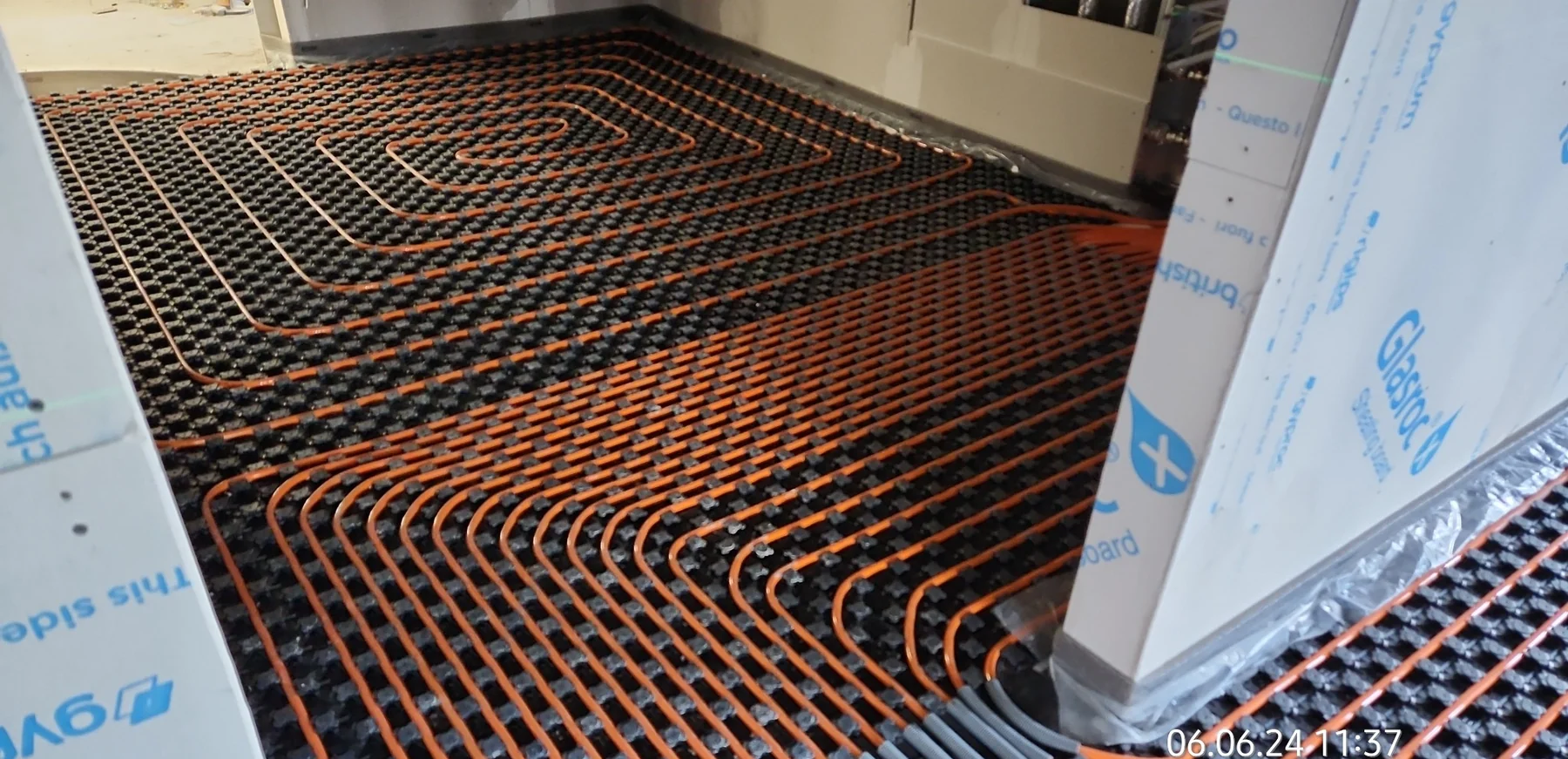 Detailansicht der Heizrohre im Bodenaufbau