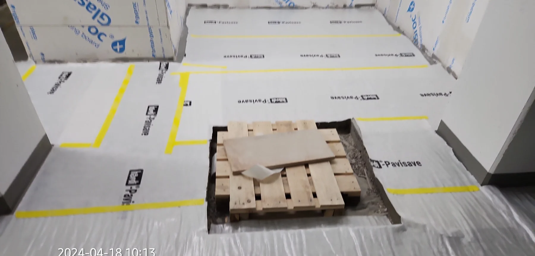 Verlegte Trennlage mit ausgesparter Einbaustelle
