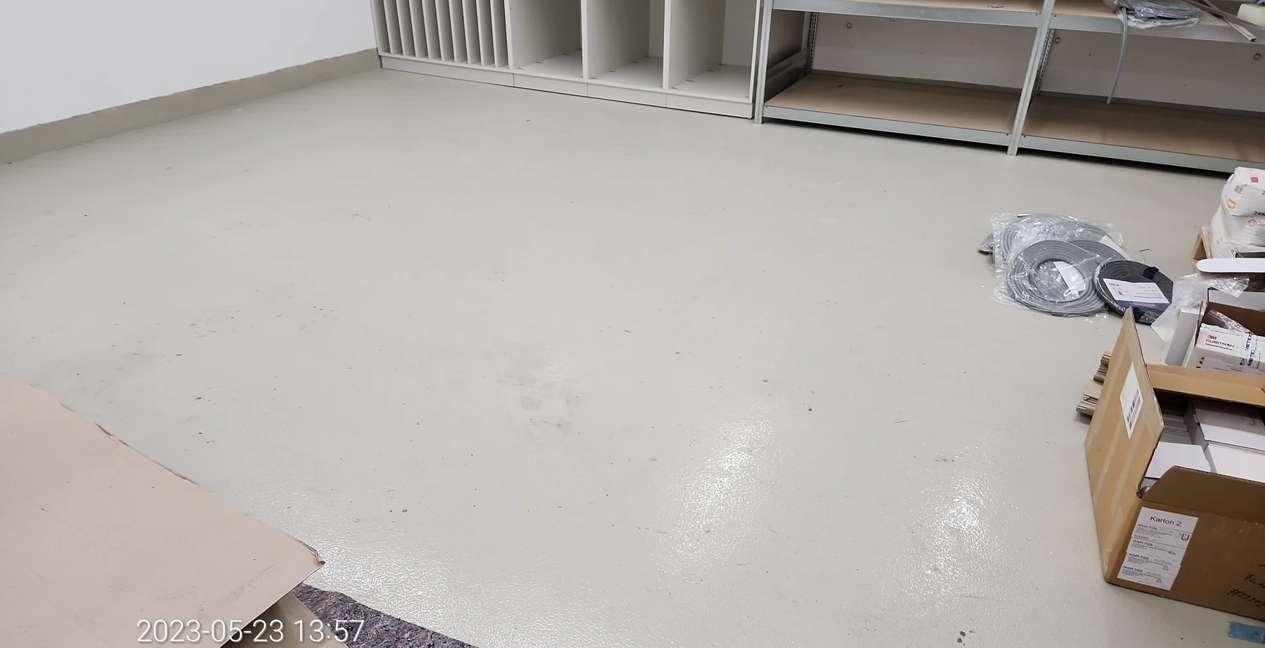 Fertiggestellte helle Bodenfläche