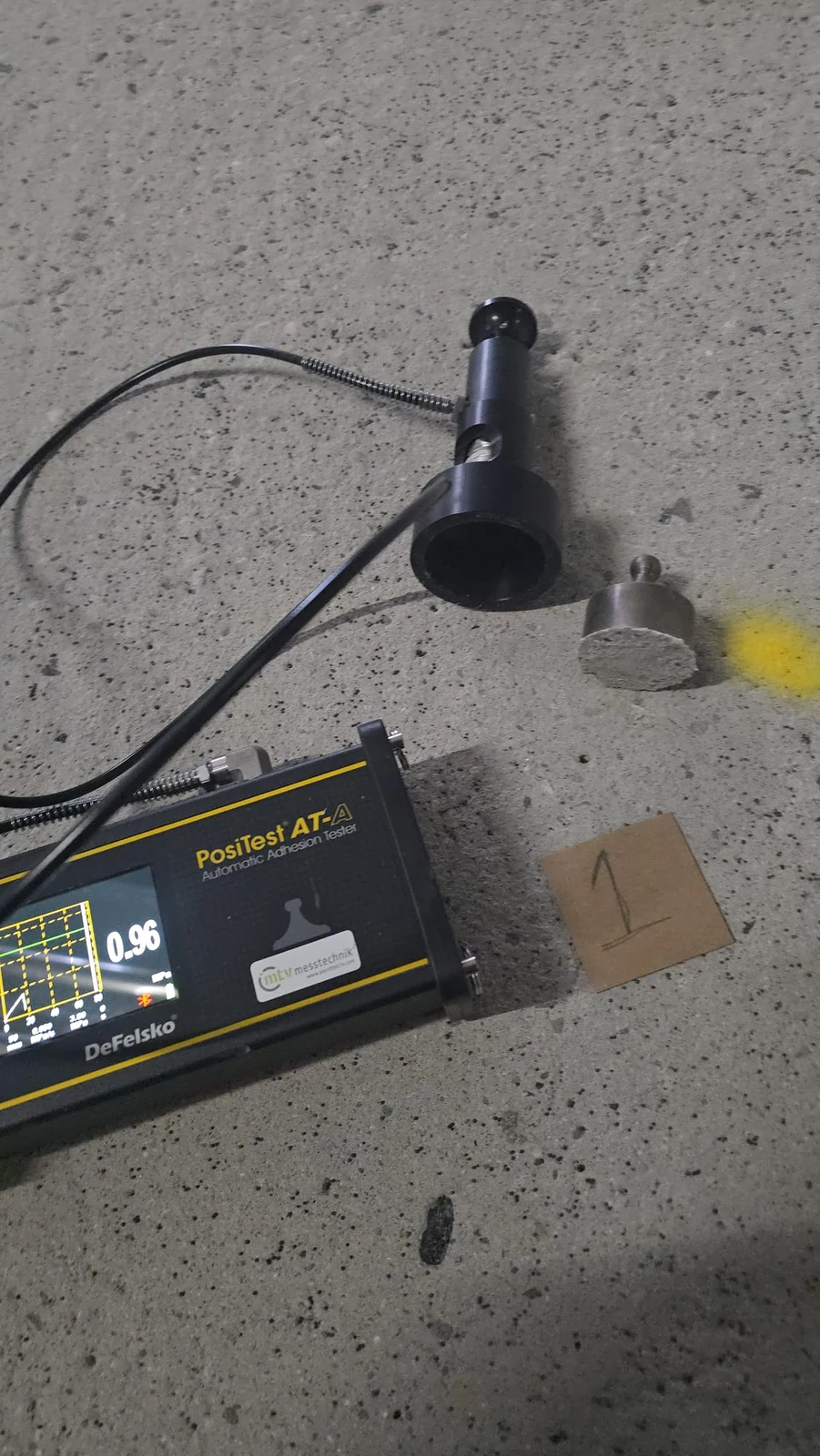 Automatisches Haftzugprüfgerät auf einer Bodenfläche