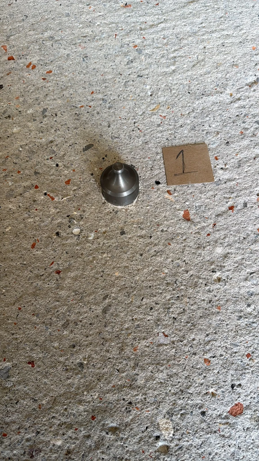 Aufgeklebter Prüfstempel für Haftzugprüfung